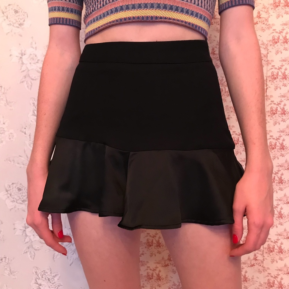 Zara ruffle hem shorts